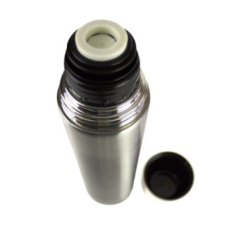 termos din inox cu supapă de scurgere și capac înșurubabil așezat lângă el