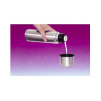 mână de femeie turnând lichid dintr-un termos din inox în capacul său