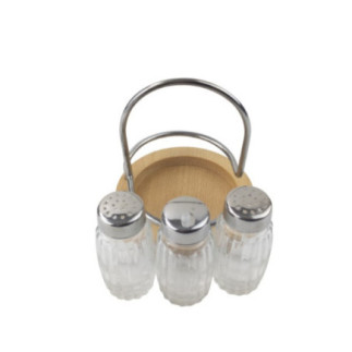 set pentru servit condimente la masă compus din trei sticluțe așezate în fața suportului rotund din lemn cu mâner din metal