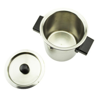 oală pentru fiert lapte cu pereți dubli și capac cu mâner negru așezat lângă ea