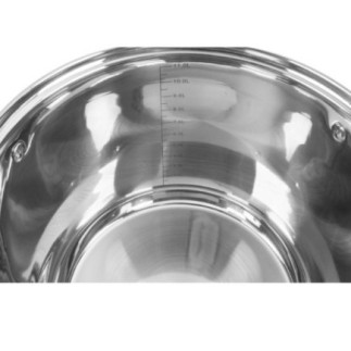 oală gradată din inox cu detaliu în prim plan pe scală gradată din interior