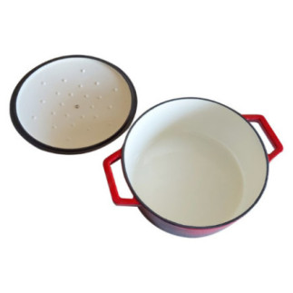 vas din fontă emailat roșu la exterior și alb în interior cu două mânere și capac întors așezat lângă