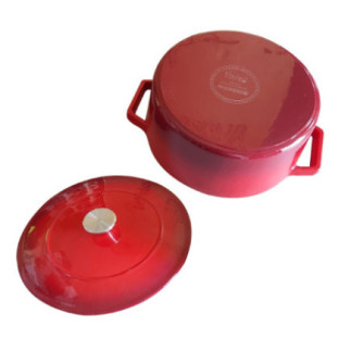 vas pentru gătit roșu din fontă cu două mânere turnate întors cu susul în jos și capacul așezat alături