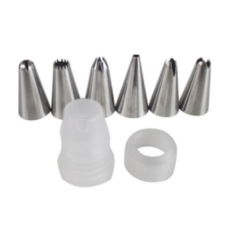 set de 6 capete metalice pentru sacul de ornat aliniate în spatele dispozitivului de fixare din plastic rotund