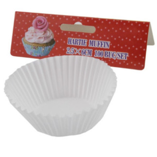 hârtie ondulată albă pentru copt brioșe rotunde lângă eticheta de carton